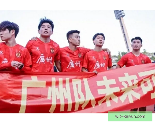 广州队成功保级，稳住中超席位期待新赛季挑战