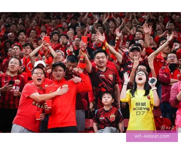 上海海港迎来冠军奖杯，赛事表现备受关注，状态持续提升。